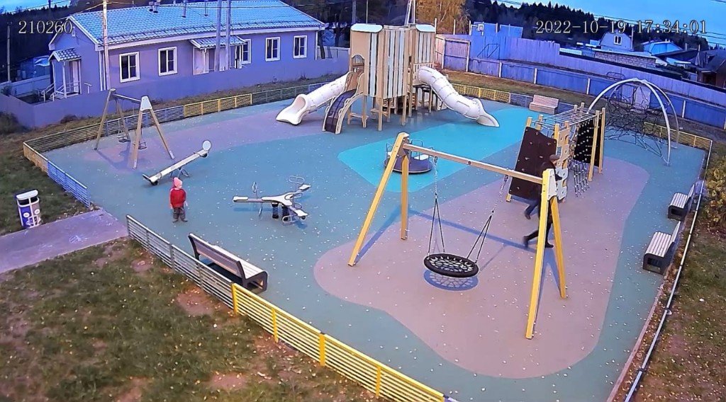 Echte Überwachungskameraaufnahme eines Spielplatzes mit Zeitstempel und Kamera-ID